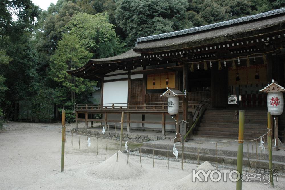 宇治神社の拝殿と清め砂