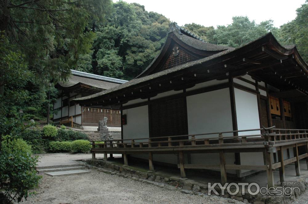 宇治上神社　拝殿の奥に見える本殿覆屋