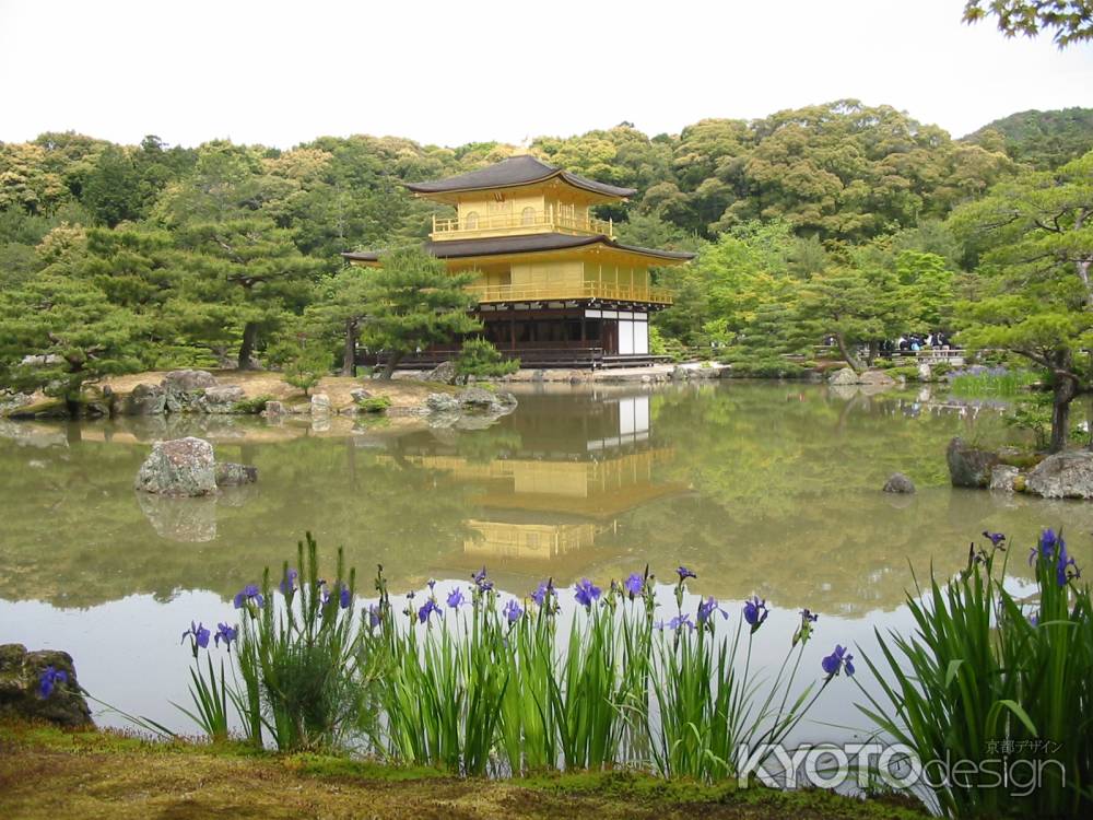 春の晴れた日の金閣寺