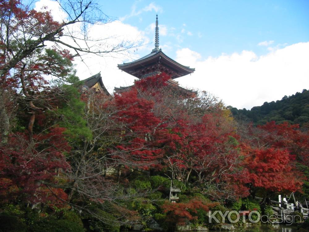 清水寺三重塔と紅葉