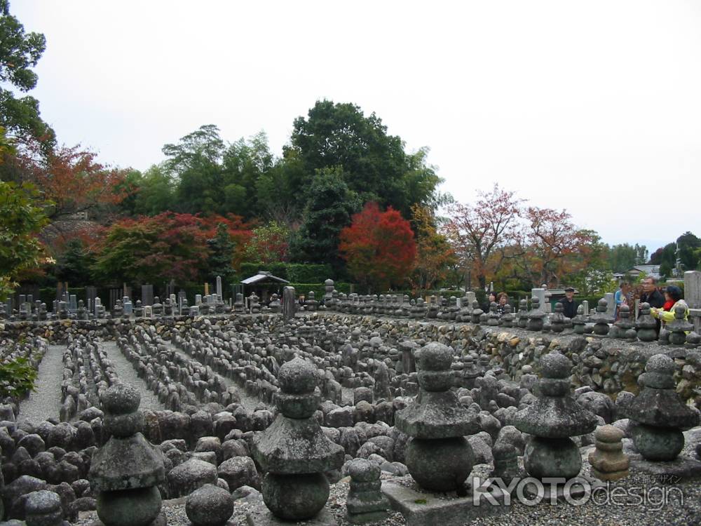 化野念仏寺の紅葉と石碑