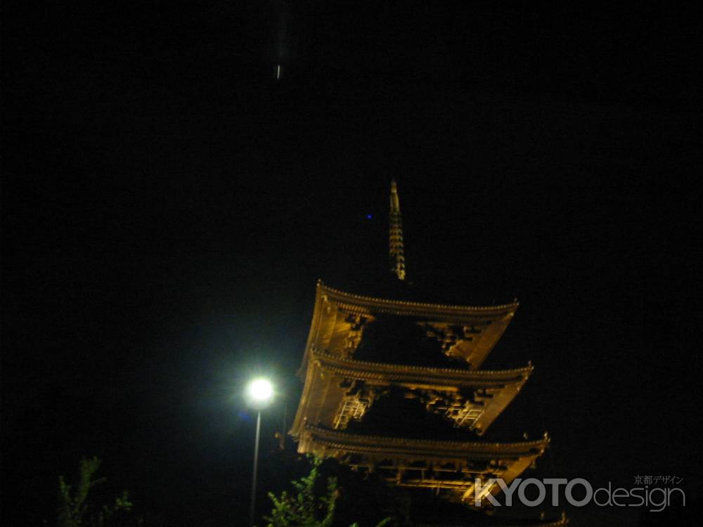 夜空に浮ぶ 東寺五重塔