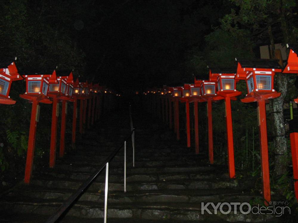 夜の貴船神社の火灯ろう