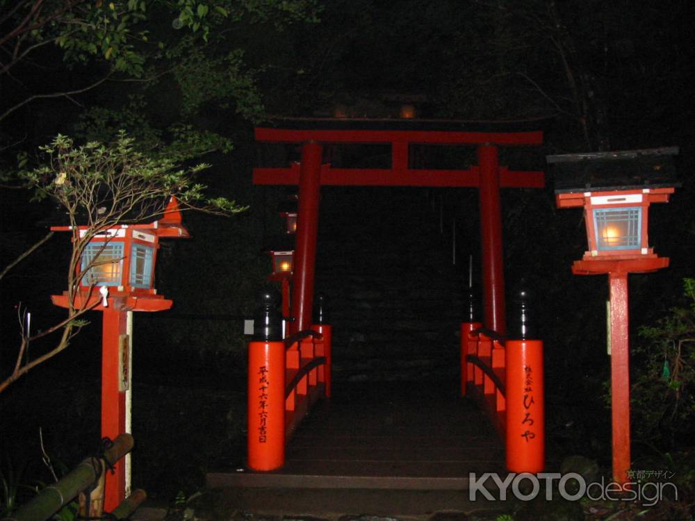 夜の貴船神社の鳥居