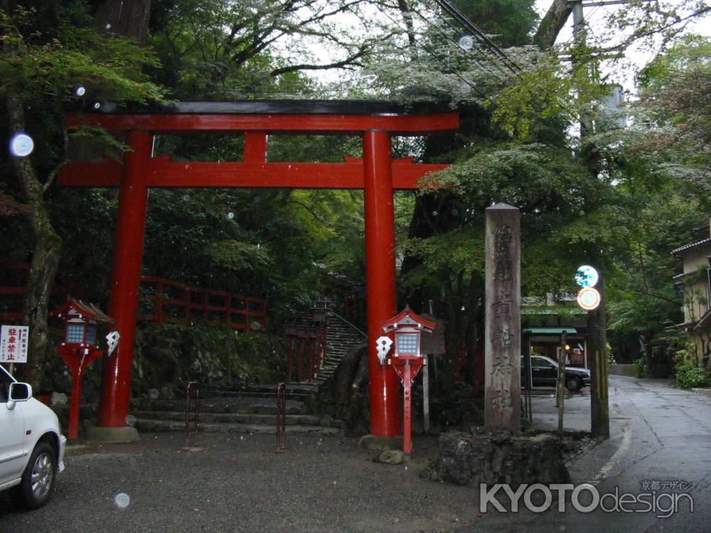 雨の貴船神社の鳥居