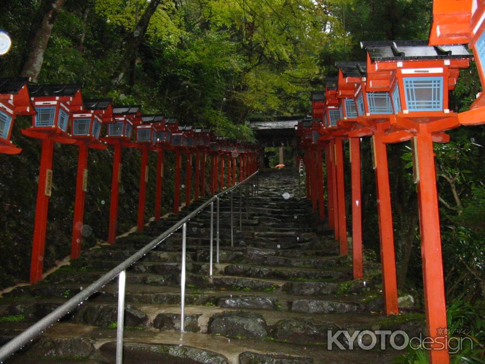 雨の貴船神社