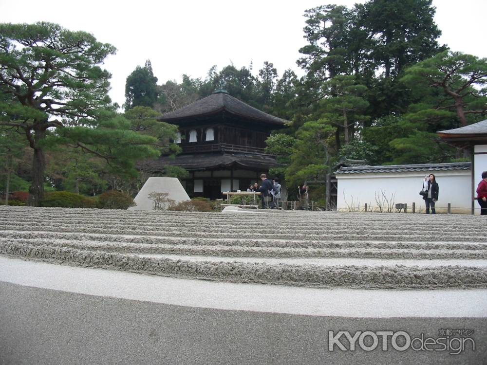 銀閣寺　銀沙灘から見た観音殿