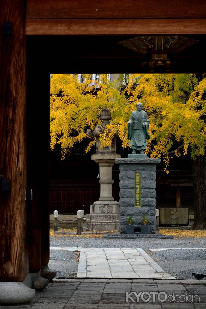 色づく東山