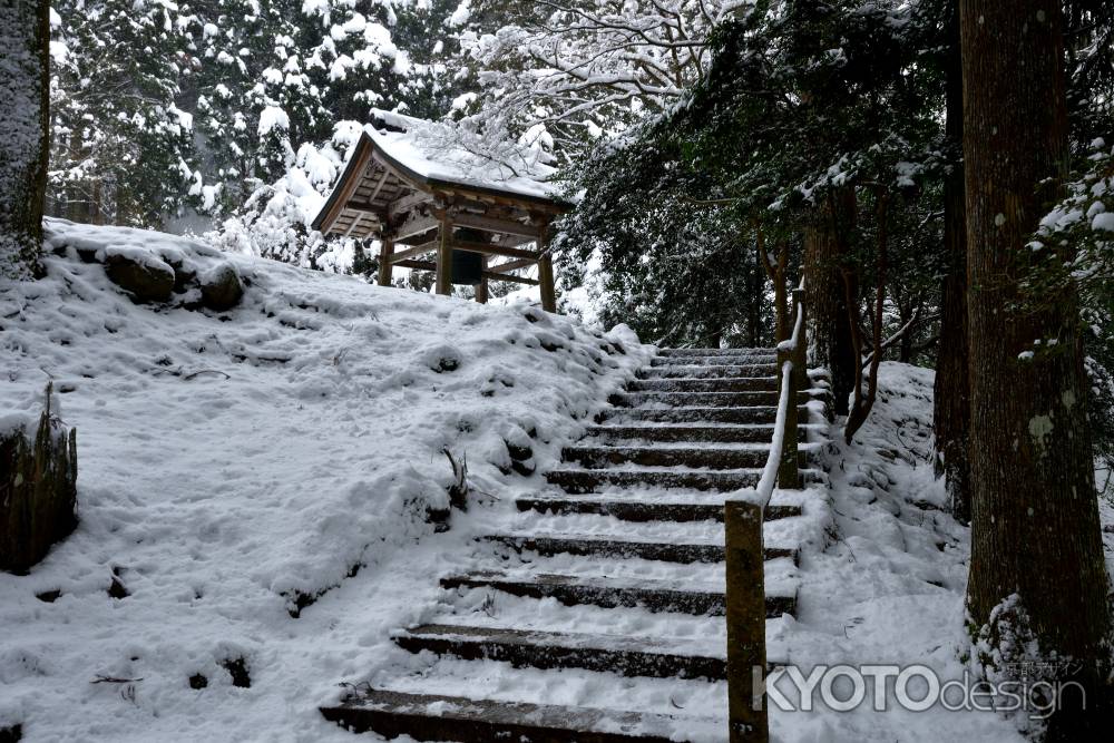 白衣の山寺