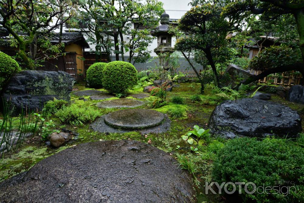 五条、秋雨の庭