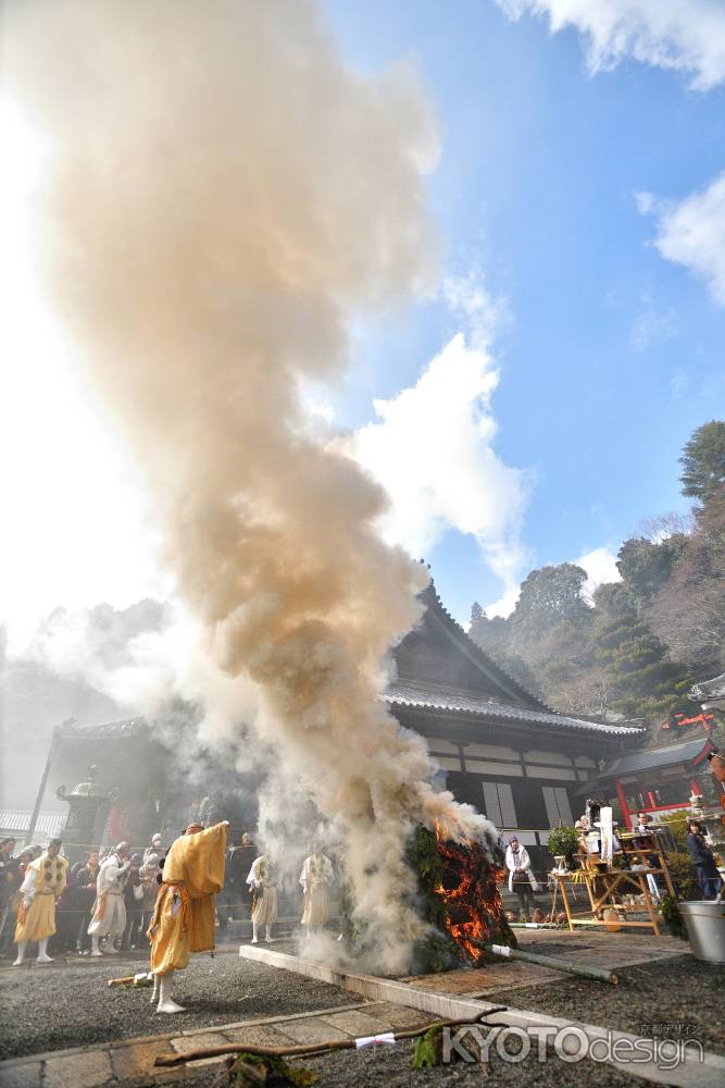 祈願の火煙、天高く