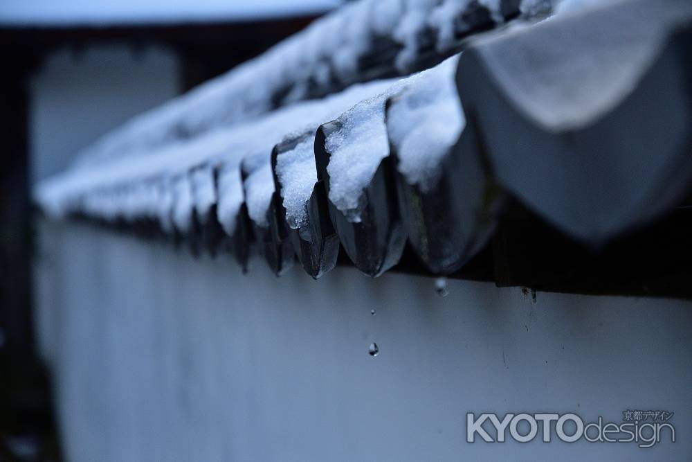 甍の雪雫