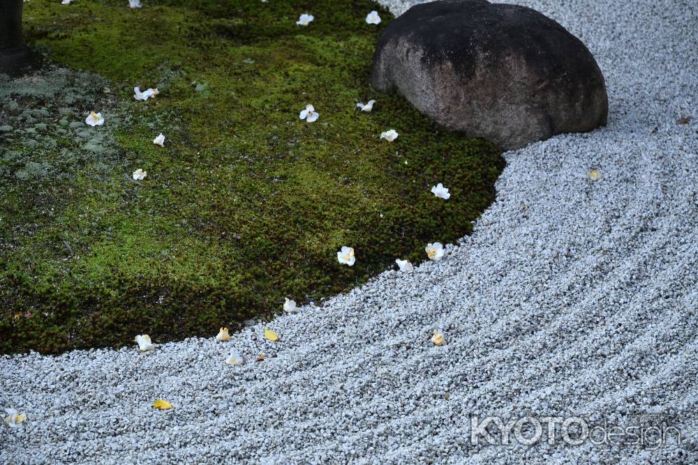 白砂の庭の花飾り