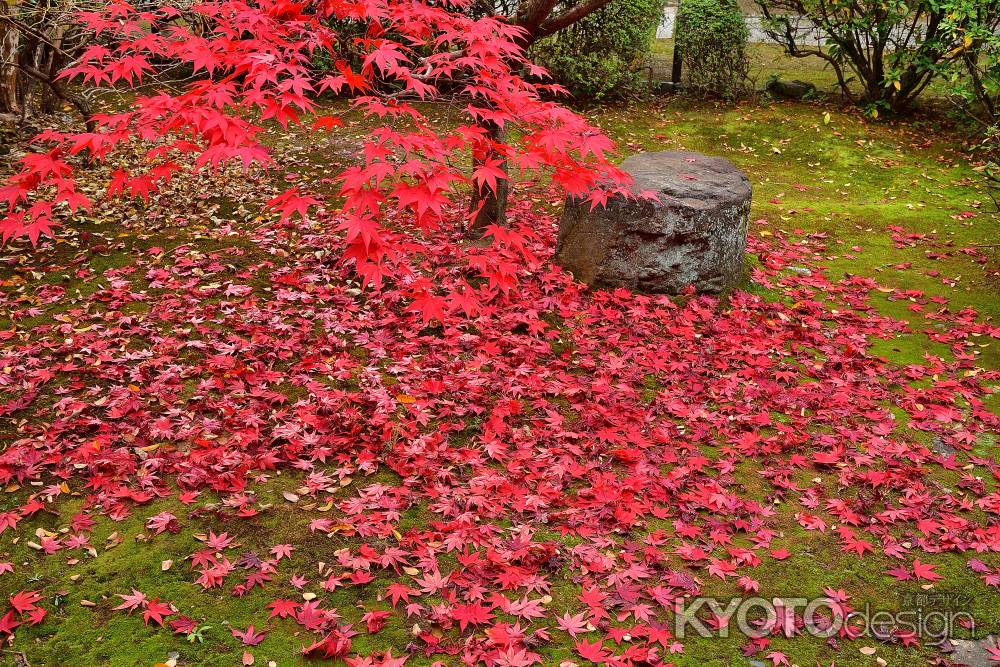 深紅、鎮魂の社