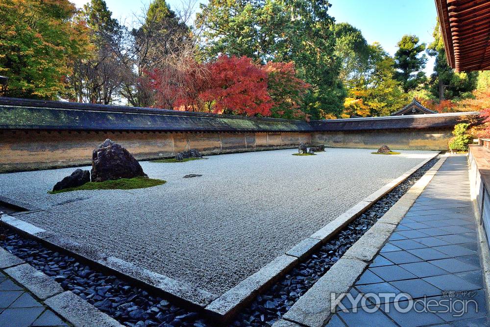 白砂と紅き葉