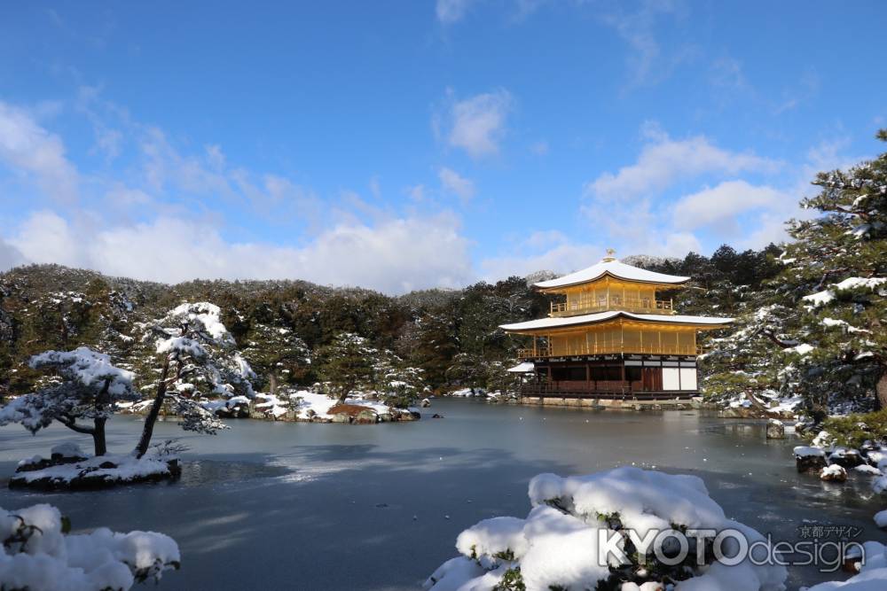 雪化粧の金閣寺