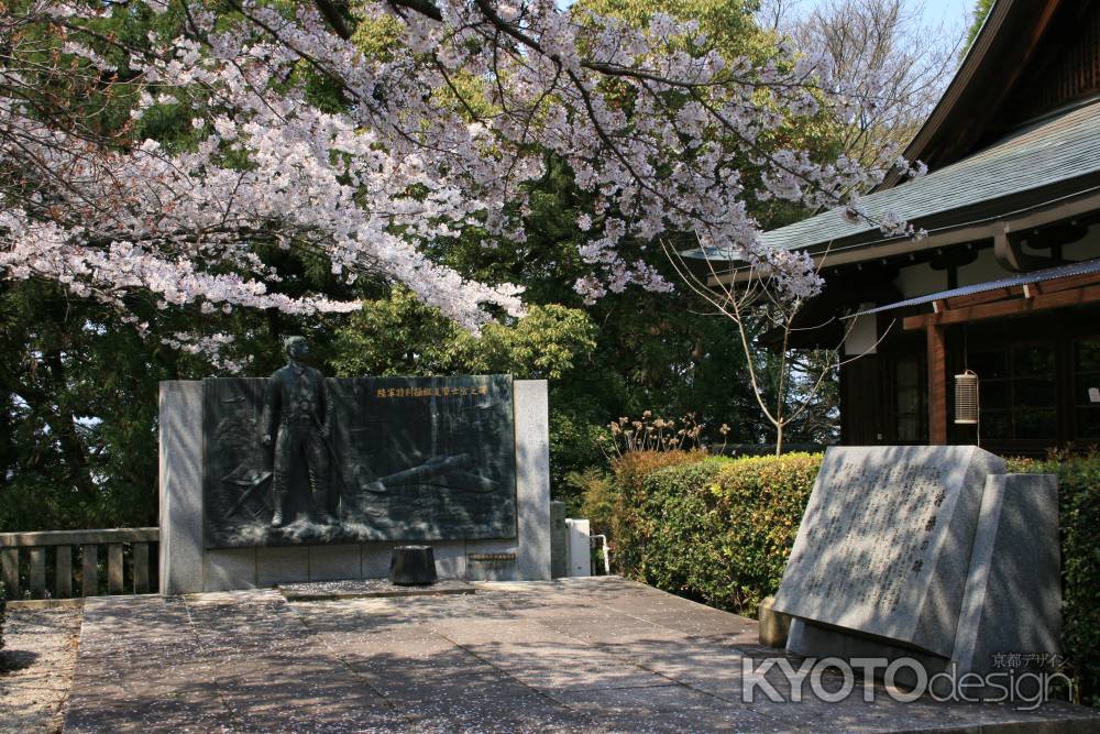 春の護国神社　陸軍特別操縦見習士官之碑