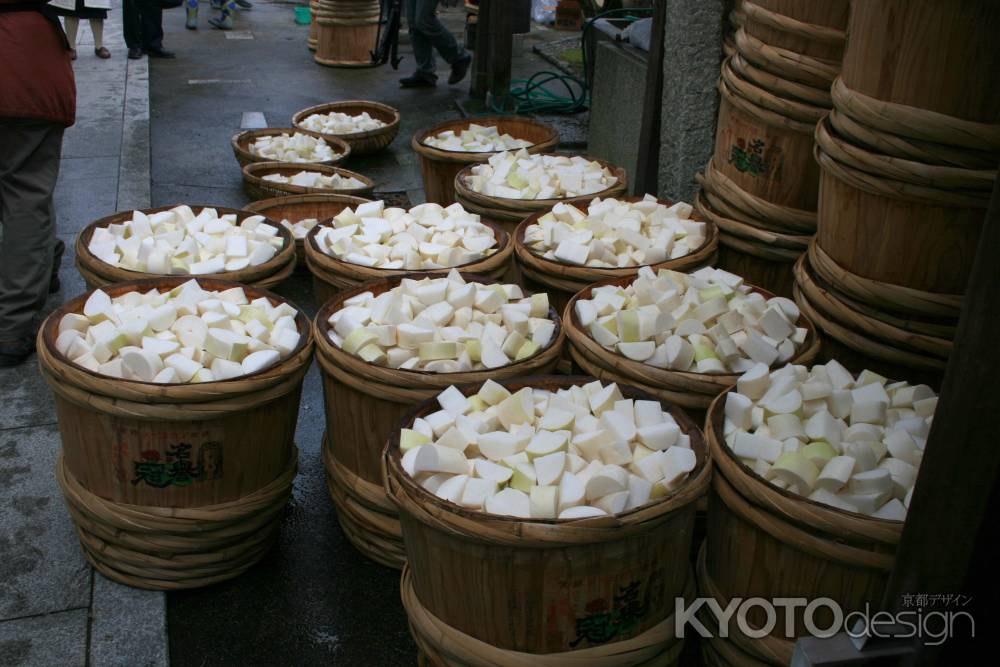 了徳寺の大根焚き準備