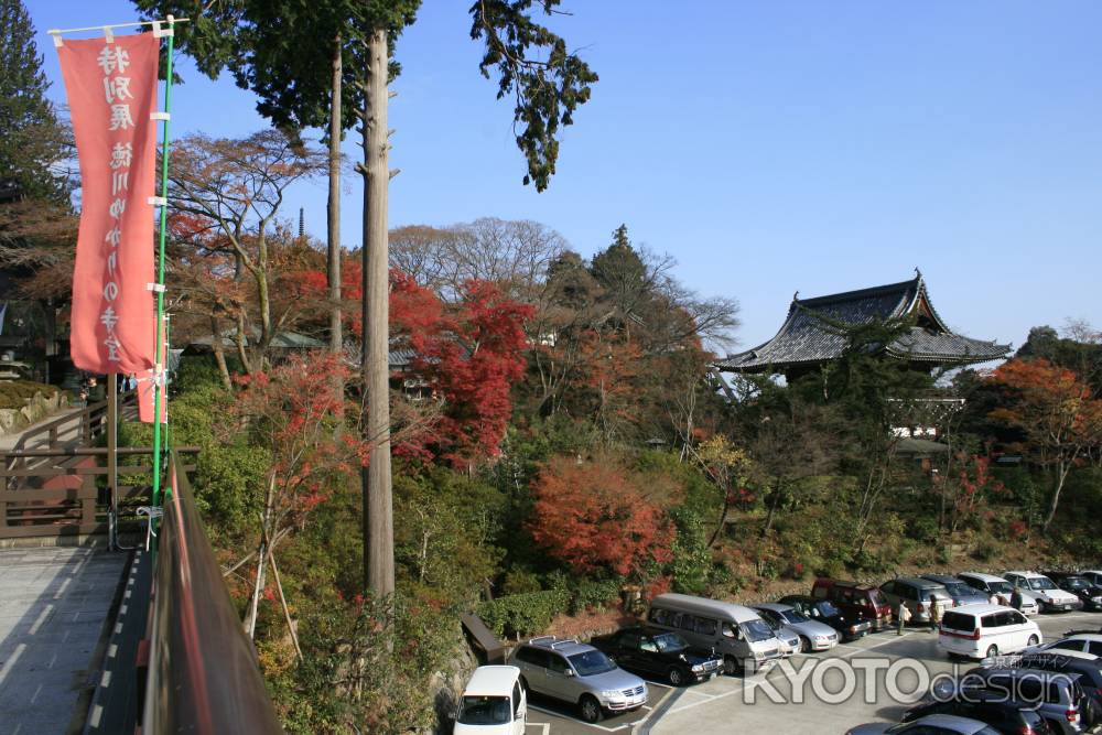 真っ赤な紅葉と秋晴れ