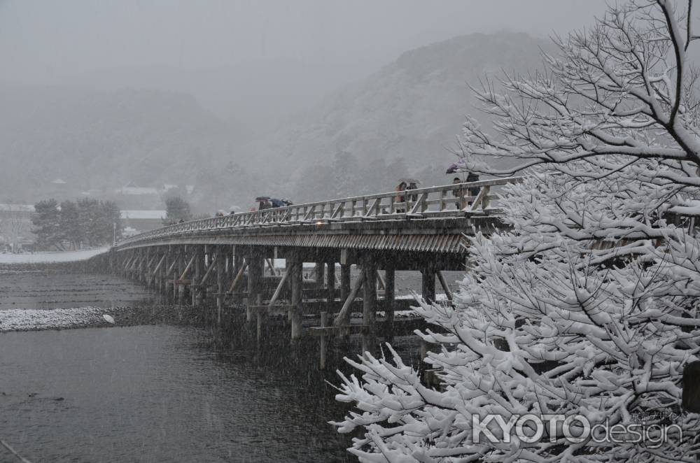 雪の渡月橋