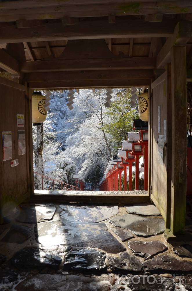 山門の外は雪景色