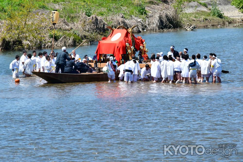 神輿を小舟に乗せる