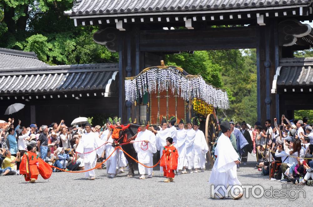 葵祭　堺町御門からでる牛車