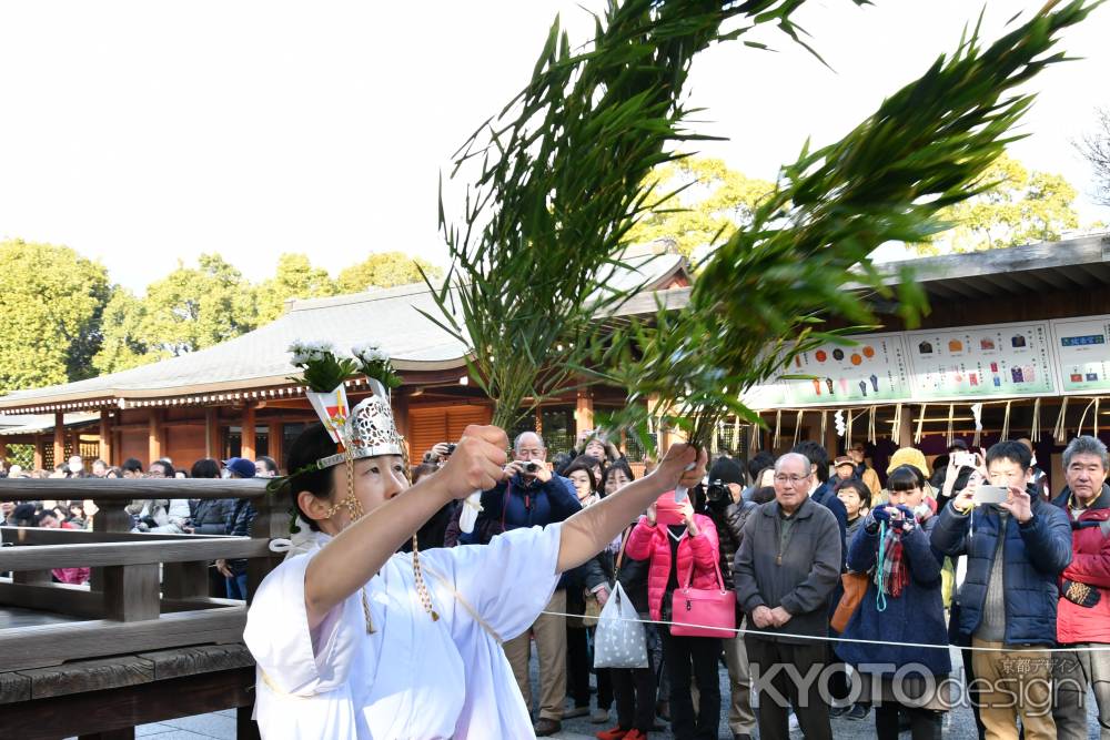 湯立神楽　参拝客の邪気を祓い