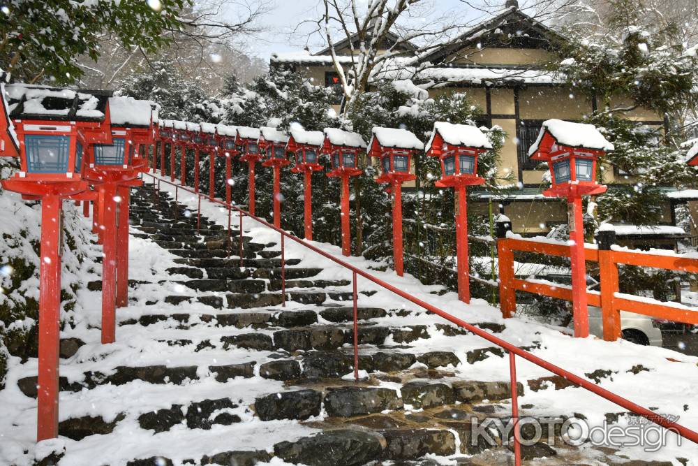 雪散らつく参道