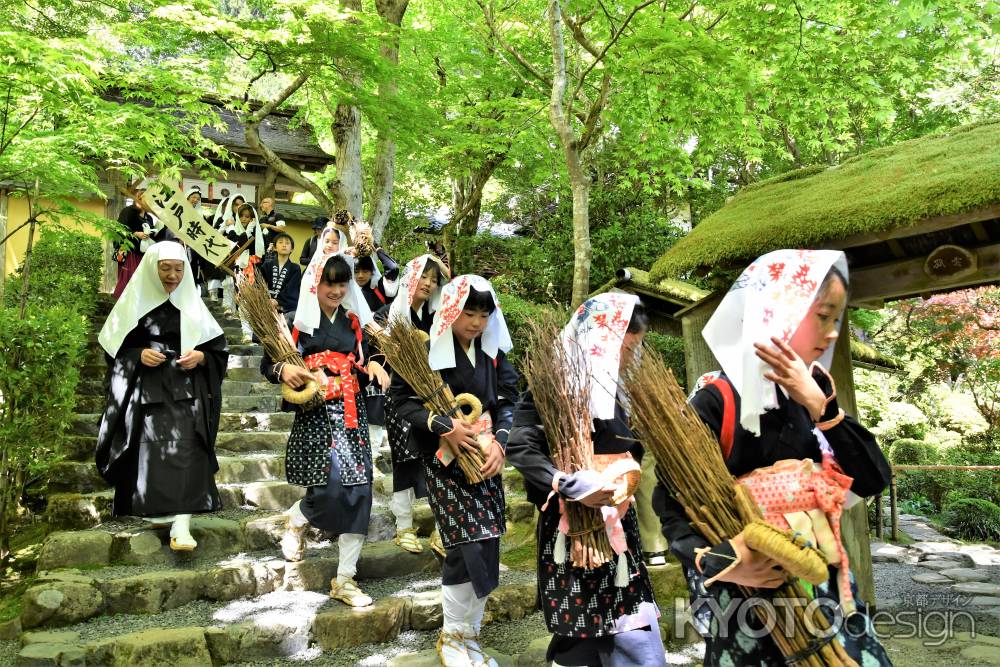 寂光院山門をでる大原女行列