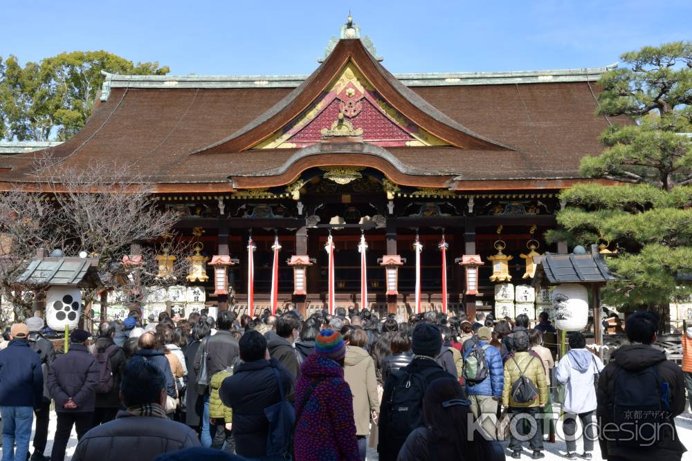 拝殿前の祈願者たち