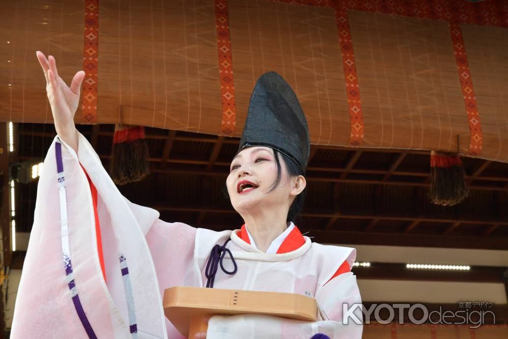 八坂神社節分祭　今様奉納後の豆まき