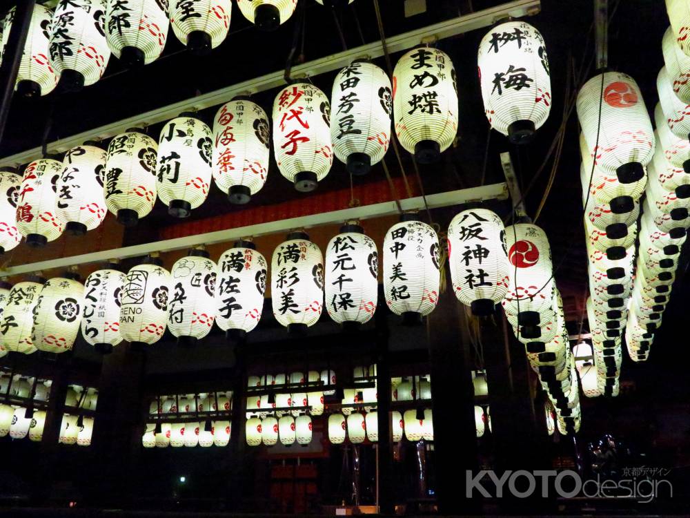 夜の八坂神社舞殿