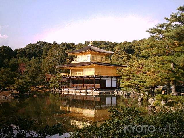 水面に映る金閣寺