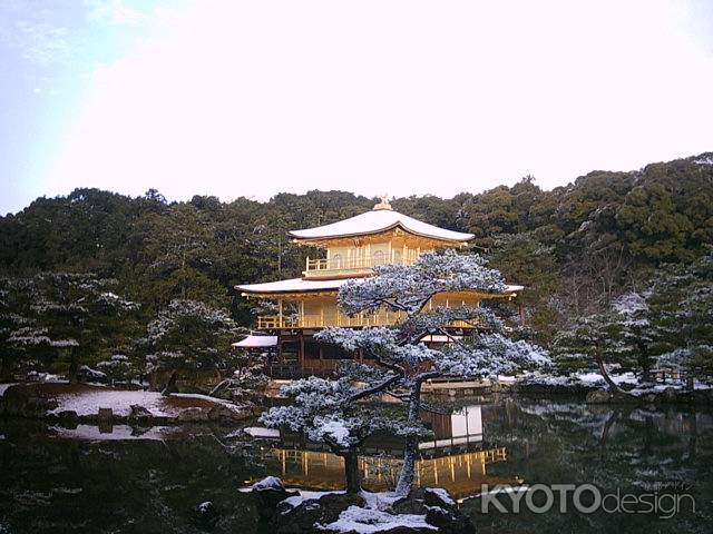 雪が積もった金閣