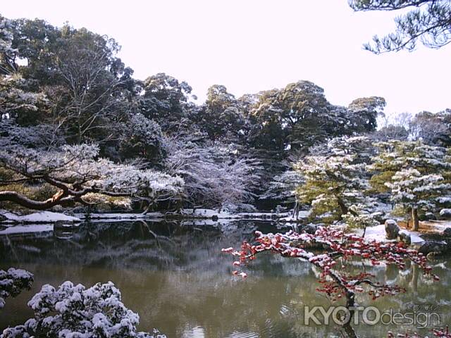 冬の鹿苑寺の庭園