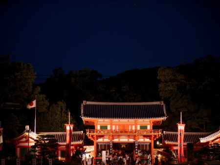 祇園祭の夜の八坂神社