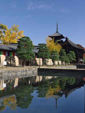 南大門前の堀に映る東寺の五重塔