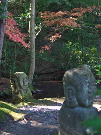 一休寺本堂裏手のお地蔵さん