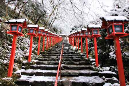 雪の貴船神社参道４