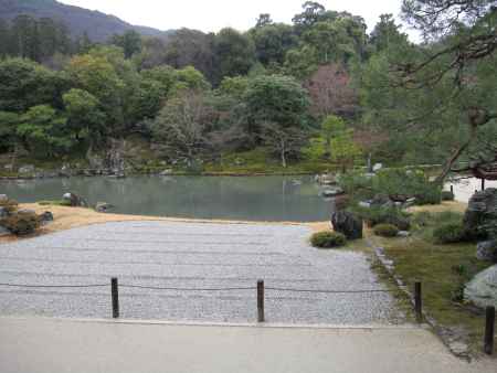 天龍寺大方丈北側からの曹源池