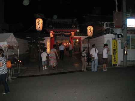 夜空に浮かぶ六道まいりの提燈