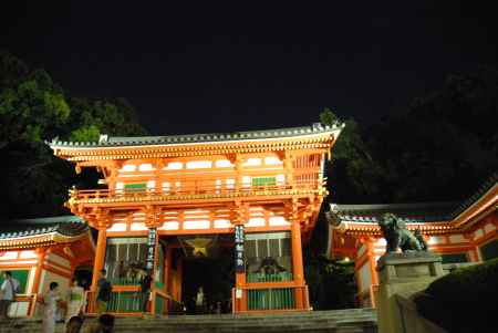 ライトアップの八坂神社