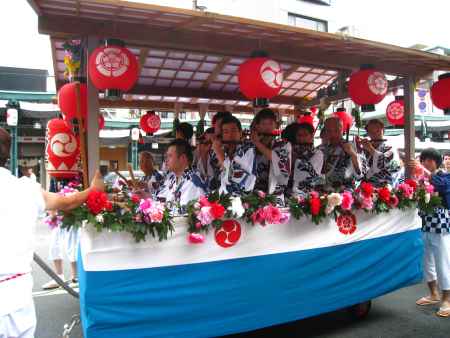 花傘巡行 花車でのおはやし