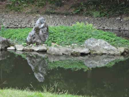閑院宮邸跡　池に映りこむ石