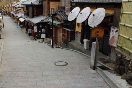 朝の静寂に包まれる二寧坂