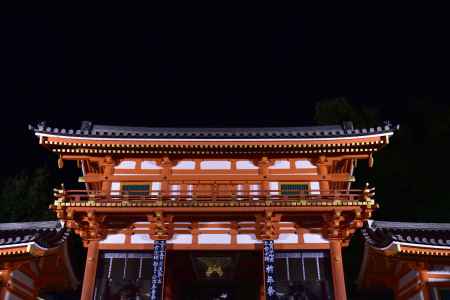 八坂神社山門の夜景