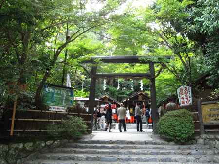 参拝客で賑わう野宮神社