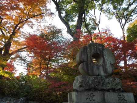 北野天満宮の梅花の灯篭