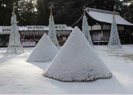 雪を羽織った立ち砂　上賀茂神社